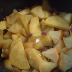 お弁当のおかずにもピッタリ！サツマイモりんご煮